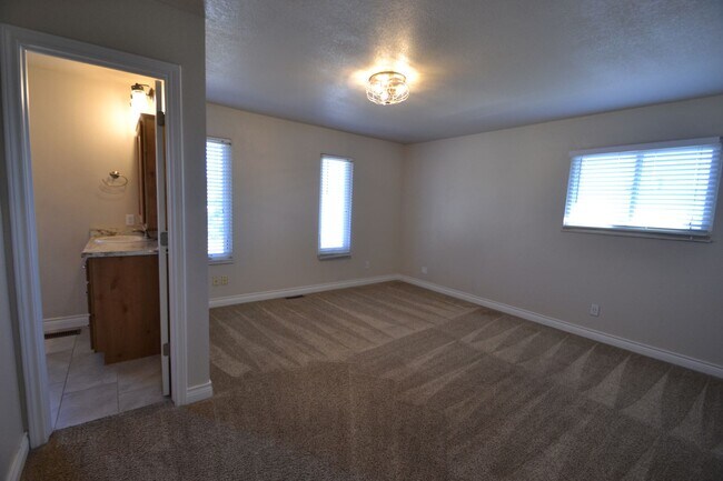 Building Photo - 4 Bed 3 Bath Home in District 20!