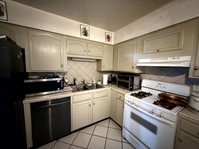 Building Photo - "Charming 4-Bed Oasis with 2  Baths in El ...