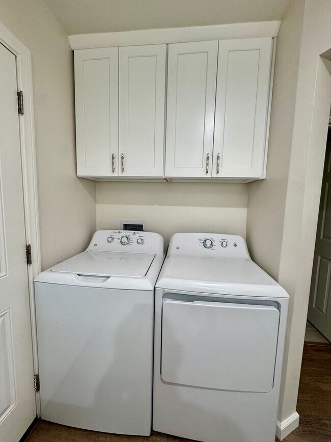 Building Photo - Large front unit apartment with patio