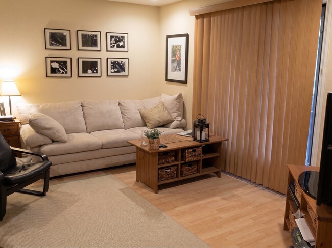 Building Photo - Jade Coast Gem 1bd 1ba Upper Condo Unit