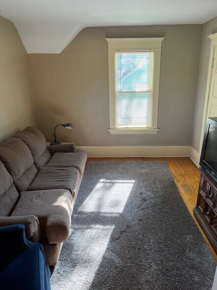 Building Photo - 872 19th Ave SE