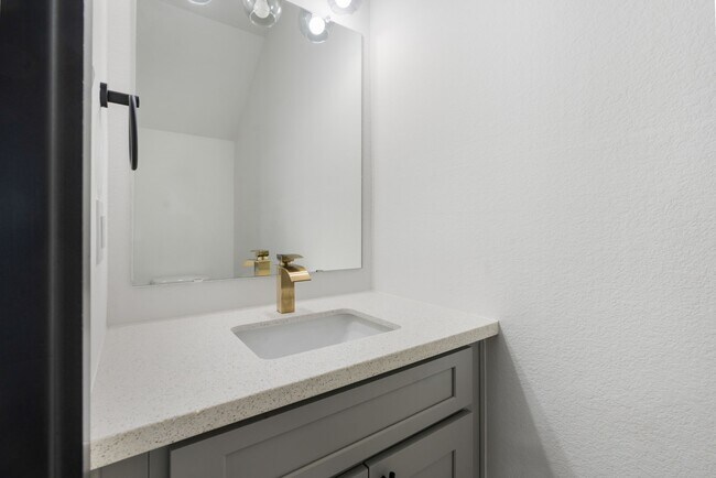 Building Photo - 911 Panama St