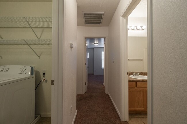 Building Photo - Hidden Valley Townhome For Rent!