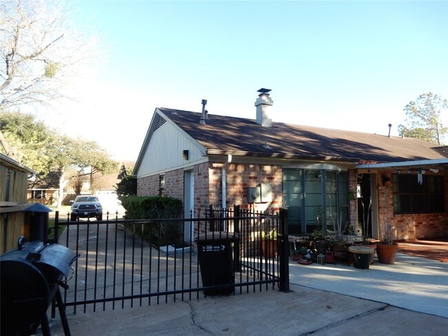 Building Photo - 12042 Sturdivant St