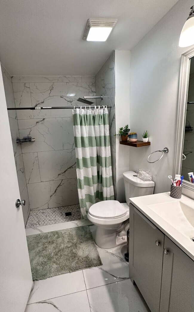 Building Photo - 130 Cypress Way W