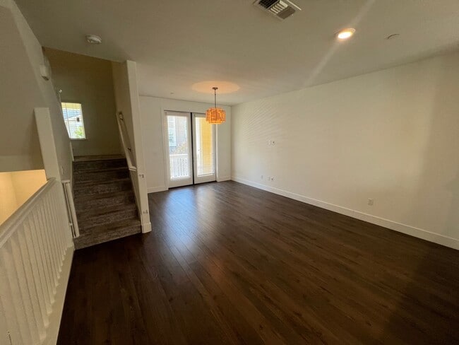 Building Photo - Beautiful 3 bed 2.5 bath Townhouse in Moun...