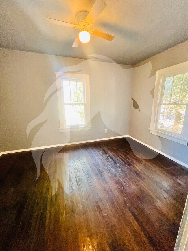 Building Photo - "Charming 1-Bedroom Retreat with Gleaming Hardwood Floors in Ponca City"