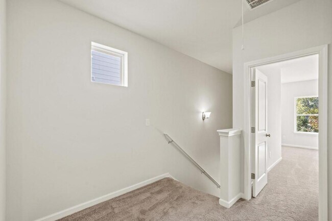 Building Photo - 222 Emmett Dr