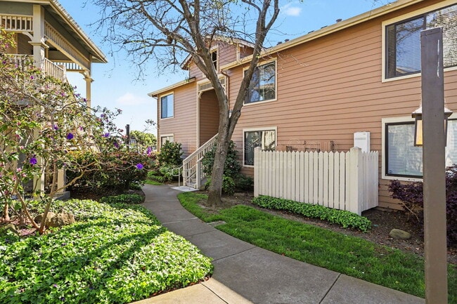 Building Photo - 198 Lakeshore Ct