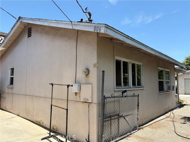 Building Photo - 806 S Chapel Ave