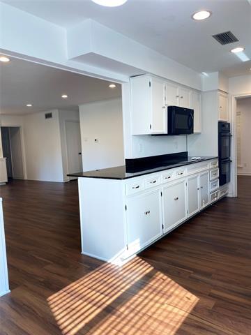 Building Photo - 3831 Crestpark Dr