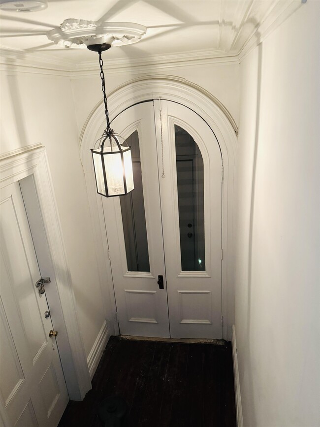 Building Photo - 252 Suydam Ave