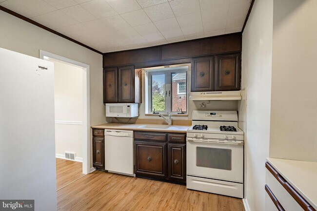 Building Photo - 33 Sterner Ave