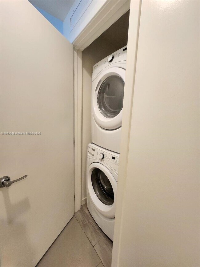 Building Photo - 999 SW 1st Ave