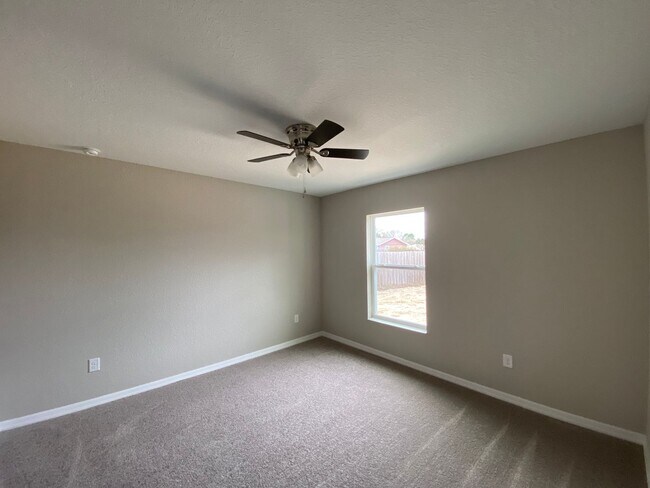 Building Photo - Desirable SW Ocala Neighborhood 3/2/2 *WON...