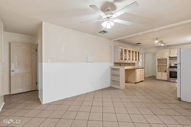 Building Photo - Stunning home located in the heart of Boss...