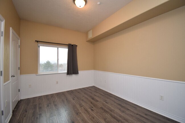 Building Photo - Great 2 Bed 2 Bath Unit in Millcreek!!!