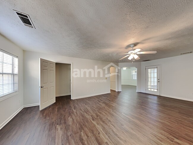 Building Photo - 2860 Cove Crossing Dr