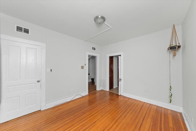 Building Photo - 1839 N Hermitage Ave