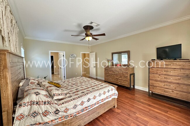 Building Photo - AVAILABLE IN AUG! 5BR/3BA IN S. CRESTVIEW