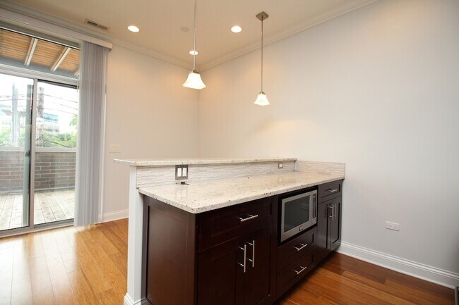 Building Photo - 1609 W Warren Blvd