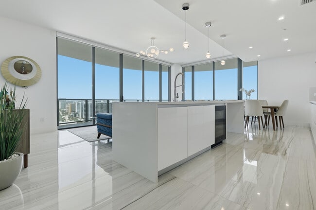 Building Photo - 730 N Ocean Blvd