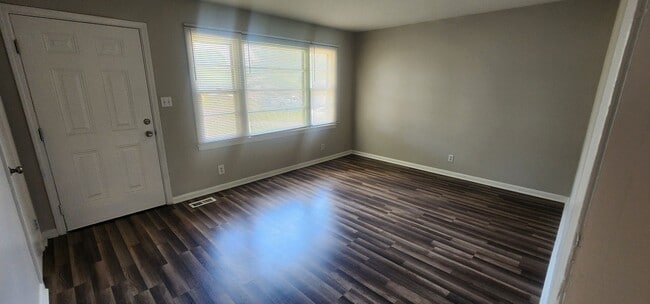 Building Photo - 4 Bedroom / 2 Bath Single Family Home