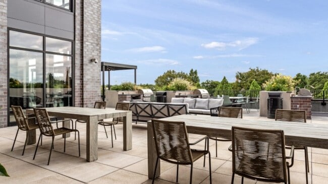 Building Photo - 2480-2522 N Milwaukee Ave