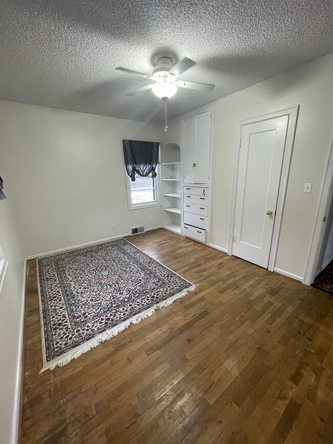 2nd bedroom with built ins - 2614 Highwood Dr