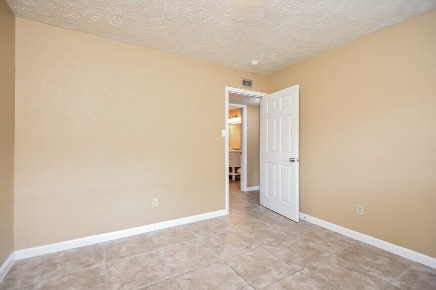 Building Photo - 14606 Leacrest Dr