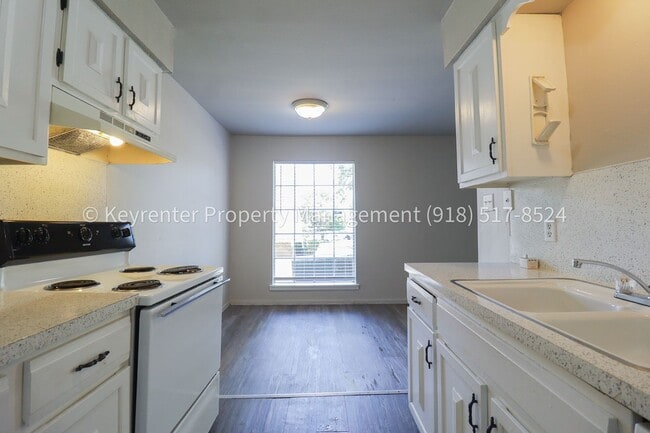 Building Photo - 2 Bed | 1 Bath Condo in Central Tulsa!