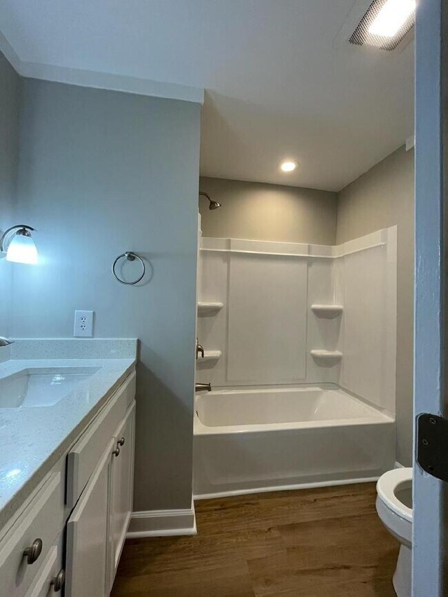 Building Photo - 3 Bedroom 2 Bath