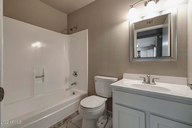 Building Photo - 3012 W Bethany Home Rd