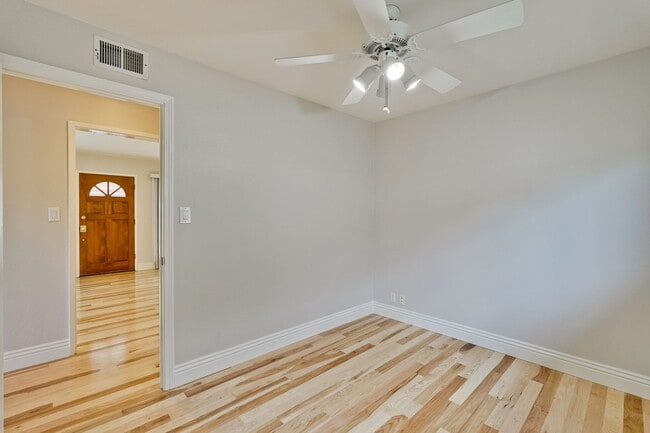 Building Photo - Fully Remodeled Single-Family Home Near Ap...