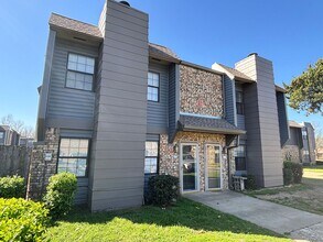 Building Photo - 2 Bedroom 1.5 Bathroom Townhouse with granite countertops and washer/dryer provided