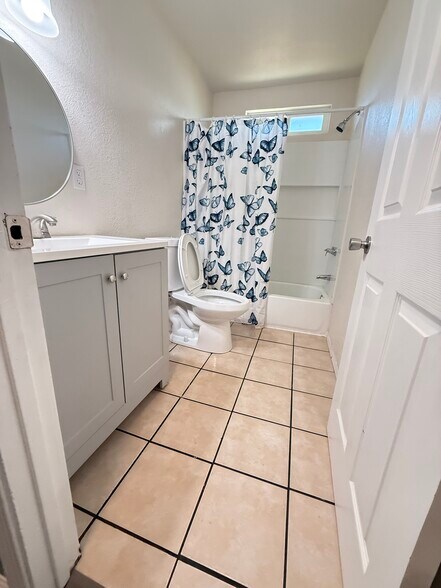 Building Photo - 1015 4th St