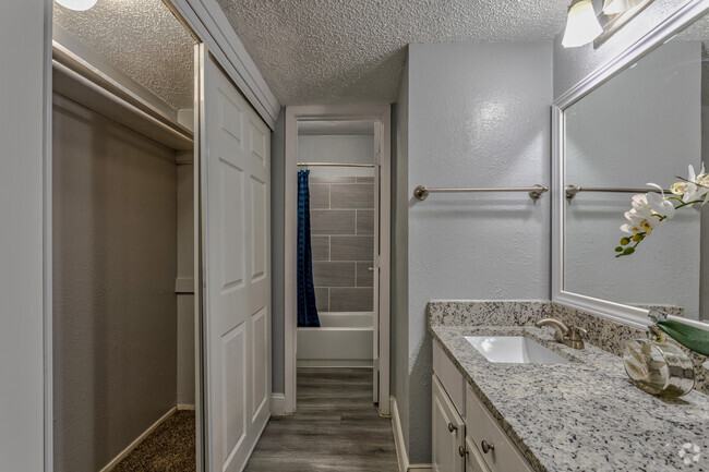 1BR, 1BA - 544 SF - Bathroom - Biltmore Apartment Homes