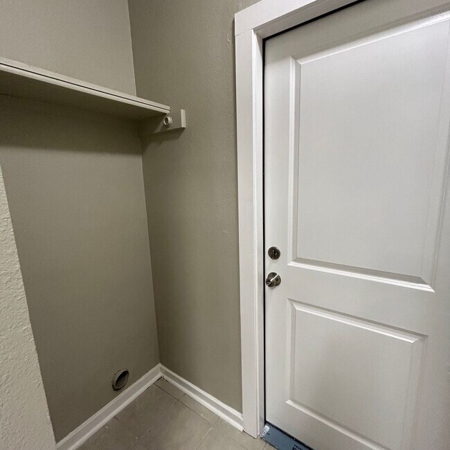 Building Photo - 1217 Armadillo Rd