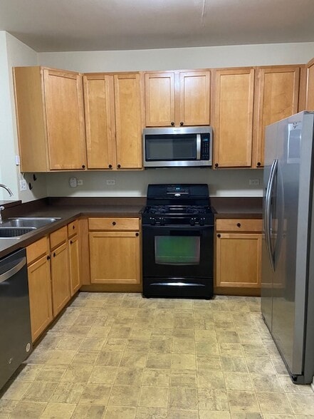 Kitchen - 143 Springbrook Trl S
