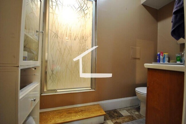 Building Photo - 9/1 Spacious Kenmore Sq 2BR, heat/hot wate...