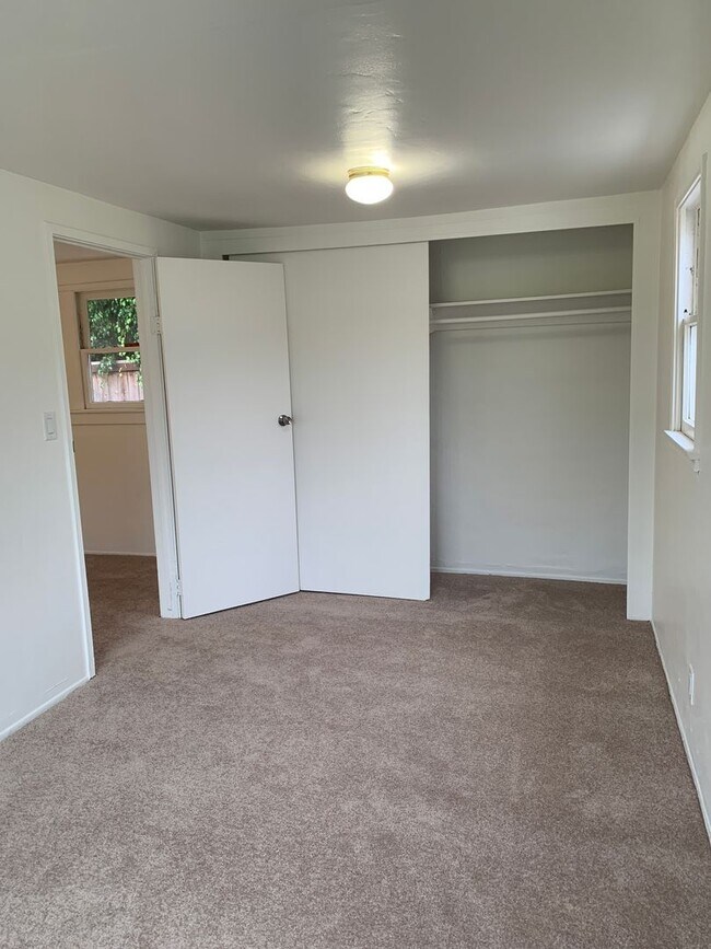 Building Photo - 2 Weeks FREE RENT! 1+1 Craftsman Cottage a...