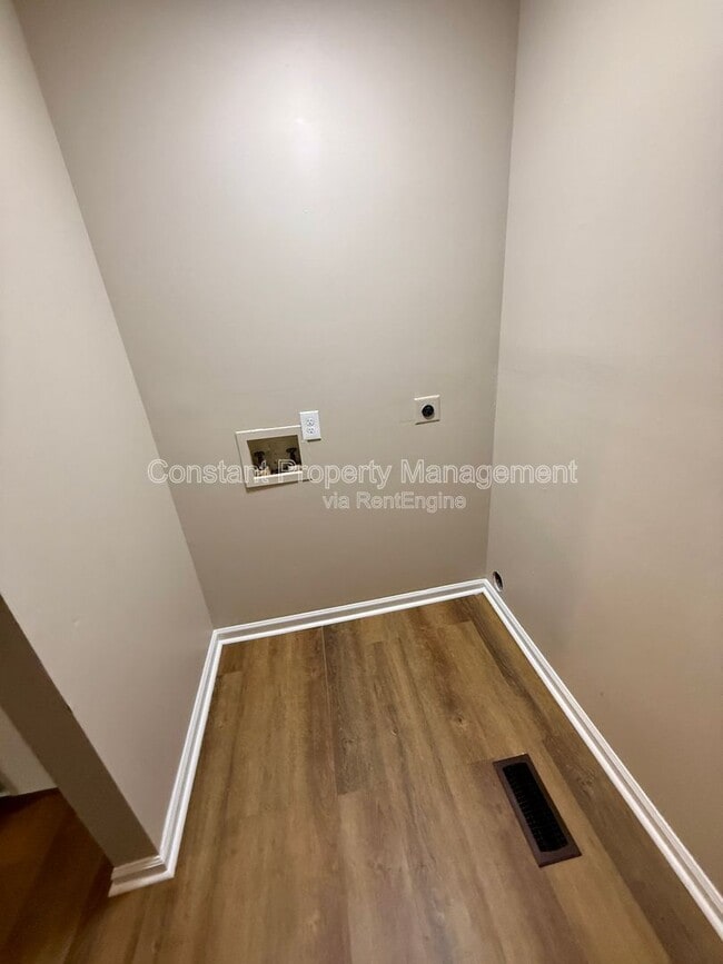 Building Photo - 3277 Club Dr