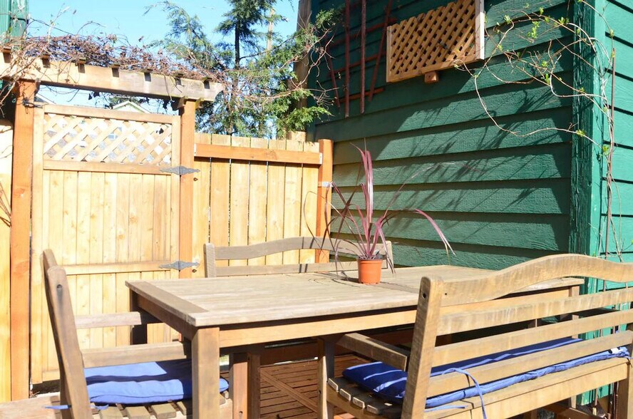 Building Photo - 210 27th Ave E