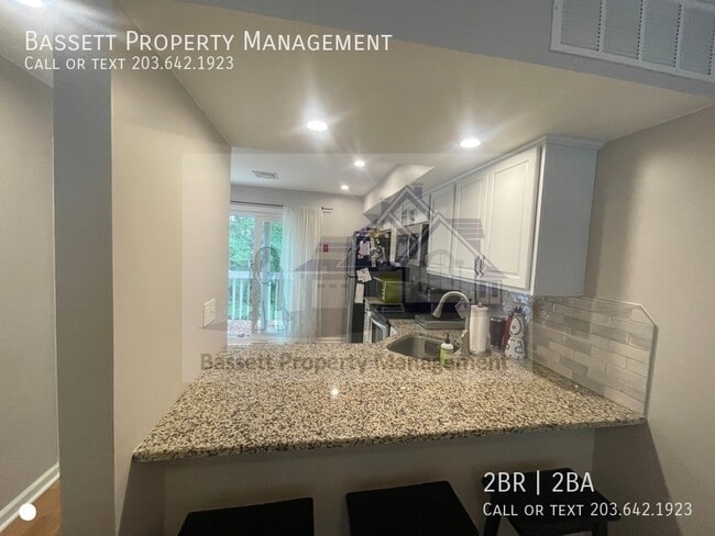 Building Photo - 40 Manorwood Dr