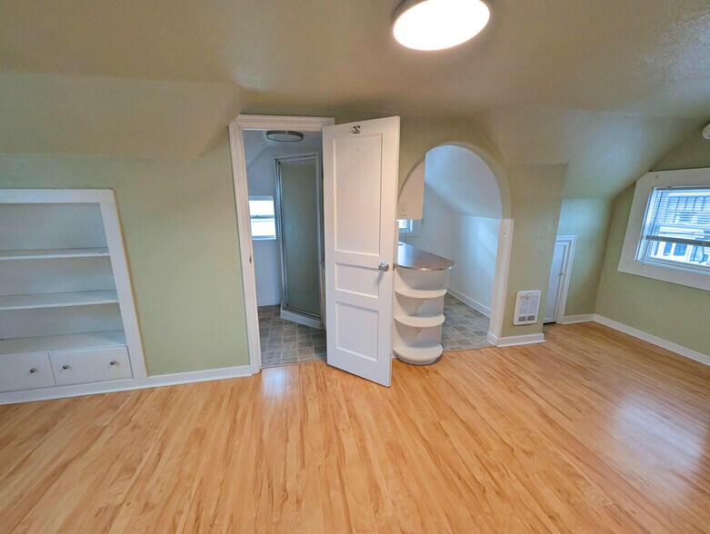 Building Photo - 306 2nd St NE