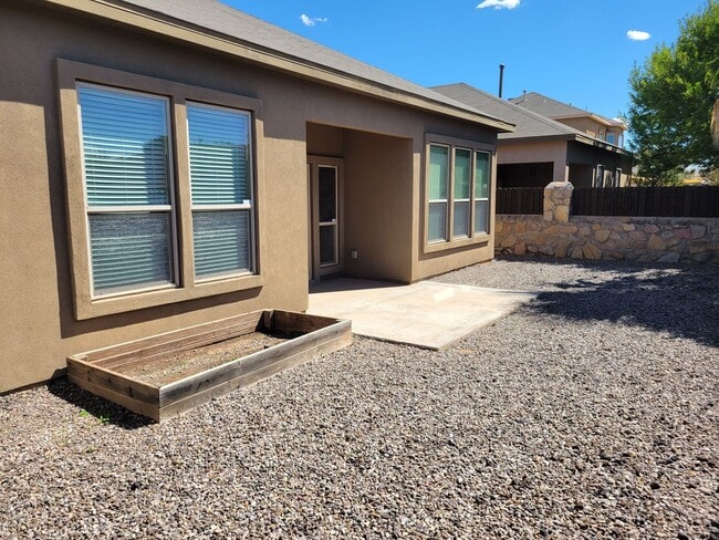Building Photo - 3 Bedroom, 2 Bathroom Home!