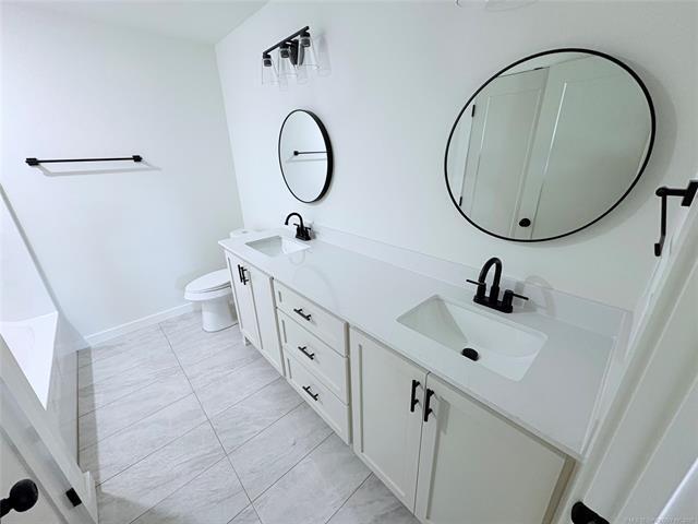 Building Photo - 2806 N Lansing Pl