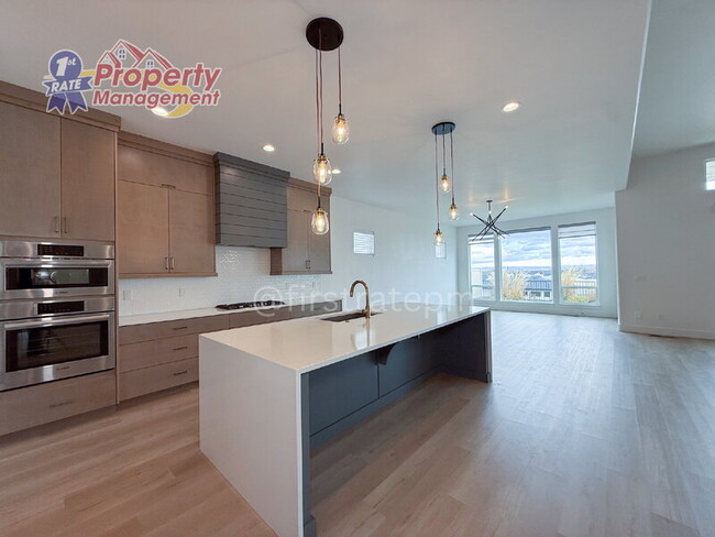 Building Photo - 3024 E Parulo Dr