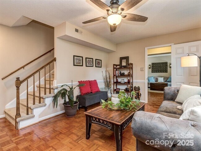 Building Photo - 8715 Parkchester Dr