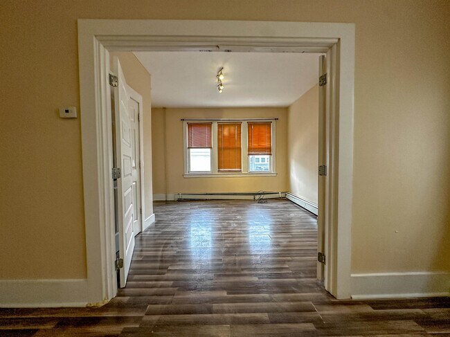 Building Photo - 327 Ashton Ave